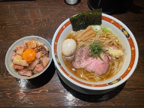 「「中華蕎麦 柳（ニンニク入り）＋味玉」・「肉めし」」@中華蕎麦 柳の写真