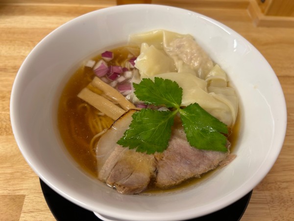 「淡麗煮干しそば(醤油)900円+自家製ワンタン300円」@煮干しそば 麺屋 春風の写真