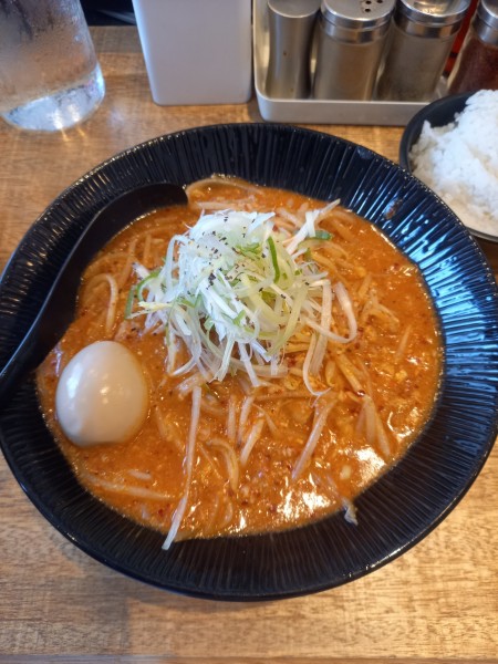 「辛味噌ラーメン￥800＋大盛り￥50＋小ライス￥50」@大塚屋の写真