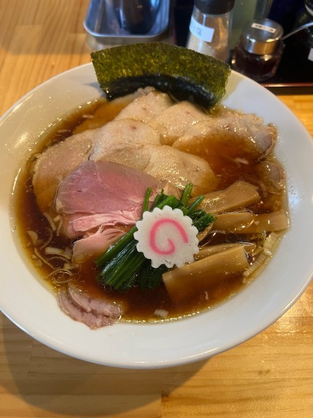 「中華蕎麦醤油　肉マシ　手揉み麺」@麺道 六善の写真