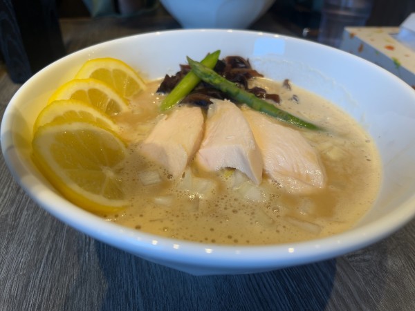 「濃厚洞窟ラーメン + レモン」@鶏白湯 洞窟の写真