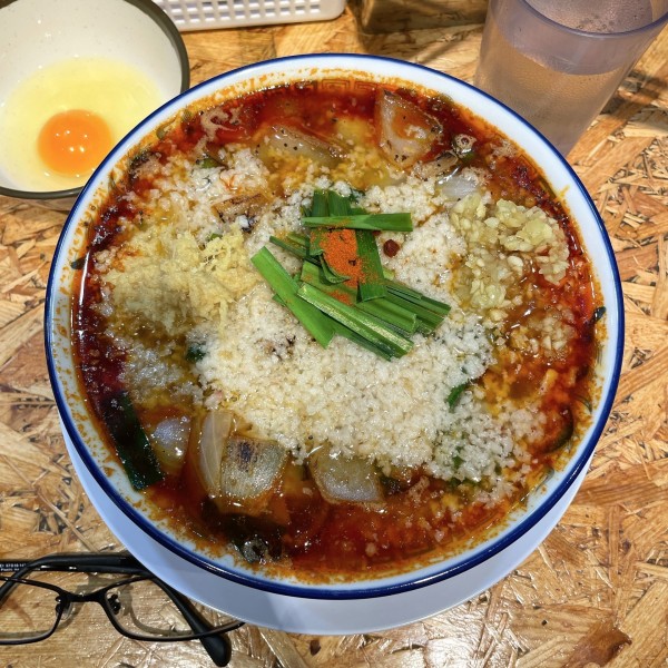 「辛スタミナラーメン（3辛） 全マシ ニラ 生玉子」@スタミナラーメンのかたの写真