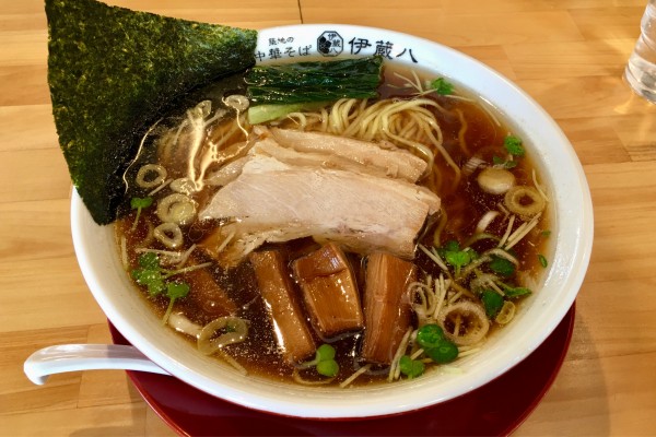 「中華そば(醬油・並) ＋チャーシュー1枚(LINE友達クーポン)」@築地の中華そば 伊蔵八の写真