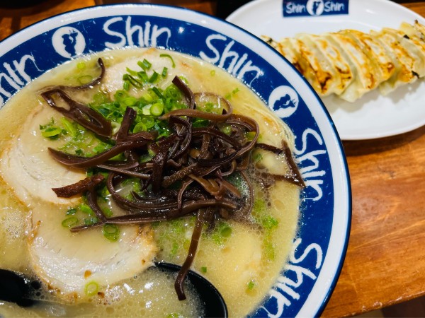 「チャーシュー麺と餃子」@博多らーめん ShinShin アミュプラザ小倉店の写真