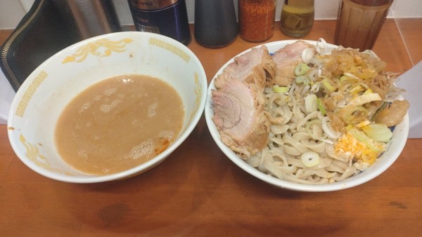 「つけ麺+豚増し　野菜少なめ全マシ豚ラー油　1200円」@それいけ！たかちゃんラーメンの写真
