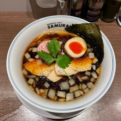 侍中華そば(880円)