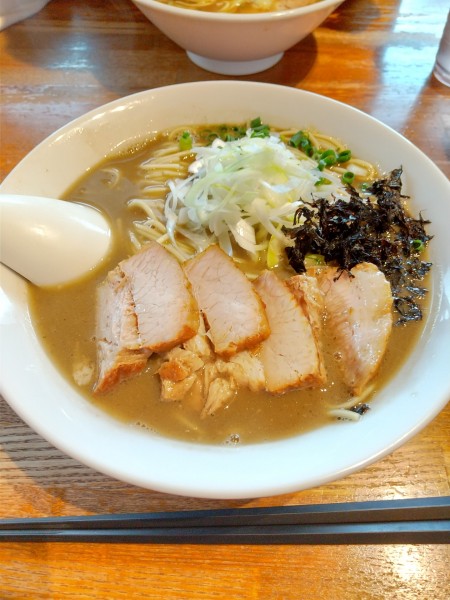 「濃厚煮干しそば+チャーシュー」@中村屋総本山の写真