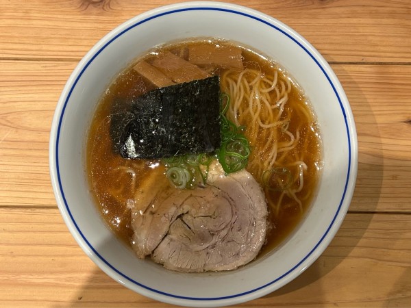 「鵠沼醤油らぁ麺」@支那そばや 新横浜ラーメン博物館店の写真