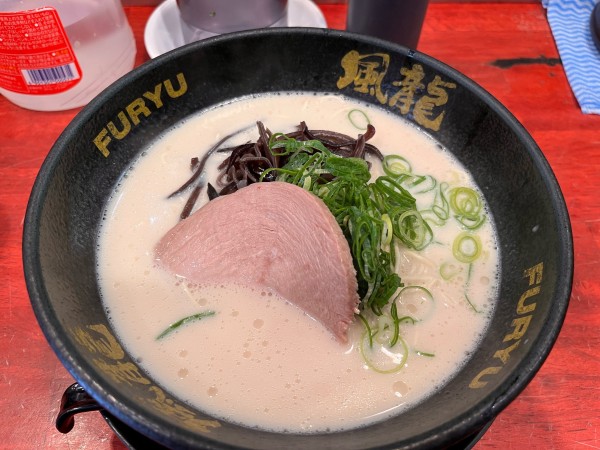 「とんこつラーメン　替玉2玉」@とんこつラーメン 博多風龍 渋谷店の写真