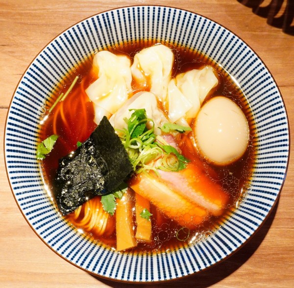 「黒旨にこにこワンタン麺＋味付玉子」@中華soba いそべの写真