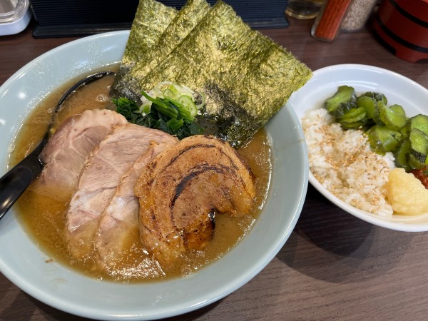 「らーめん+チャーシュー+炙り豚バラ 半ライス ¥1,200」@横浜家系らーめん 侍 上野店の写真