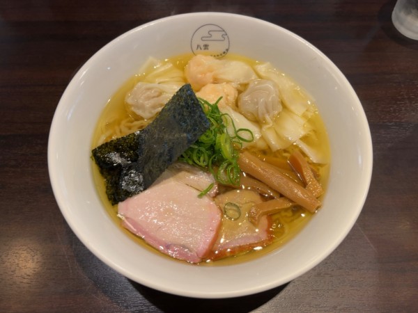 「特製ワンタン麺（ハーフ）白だし ※平打ち縮れ麺にて」@八雲の写真