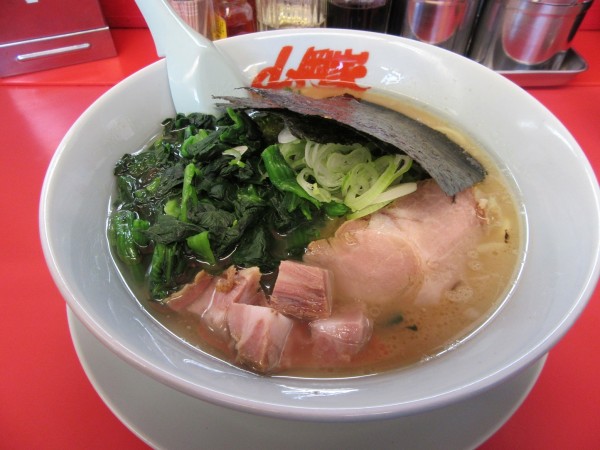 「醤油ラーメン（６９０円）＋ほうれん草１４０円」@ラーメン山岡家 阿見店の写真