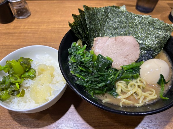 「のり味玉ラーメン900円、ほうれん草増し100円」@麺家 黒の写真