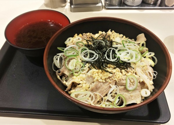 「ラー油肉付けそば大盛」@名代 富士そば 市ヶ谷五番町店の写真