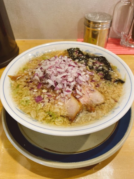 「背脂中華そば＋長門産天然岩海苔＋タマネギ」@煮干し中華そば ぶっとび亭の写真