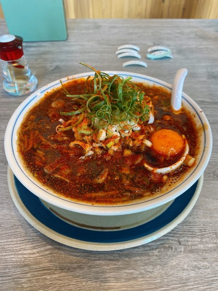 「ブラックラーメン＋激辛魚粉＋卵黄」@煮干し中華そば ぶっとび亭の写真