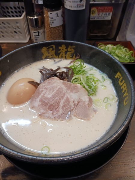 「半熟卵&ねぎとんこつラーメン」@とんこつラーメン博多風龍 上野店の写真
