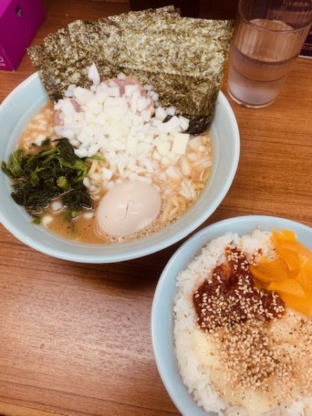 「味玉ラーメン（並）750円　玉ネギ・のり各50円 無料ライス」@横浜ラーメン 武蔵家 北千住店の写真