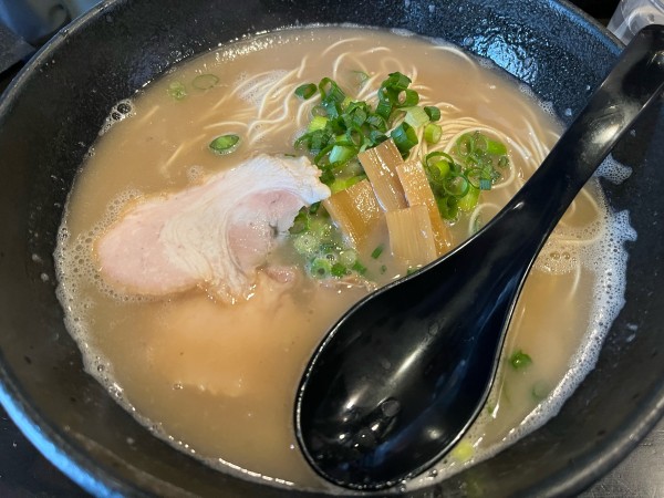 「ﾗｰﾒﾝ、替玉930円」@いっぷくラーメン 町田店の写真