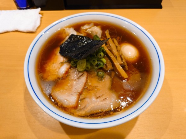 「醤油 特製らぁ麺」@らぁ麺 すぎ本の写真