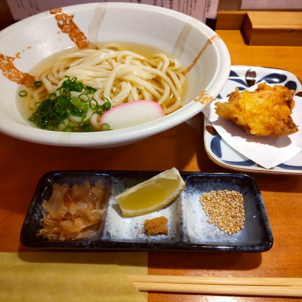「冷かけうどん（￥600）＋美桜鶏のとり天（￥290）」@うどん屋 こはくの写真