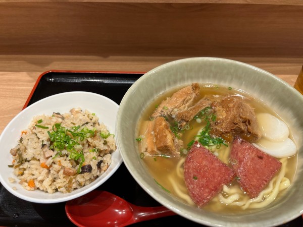 「特製やんばるそば＋じゅーしぃ」@沖縄そば専門 やんばる 有楽町店の写真