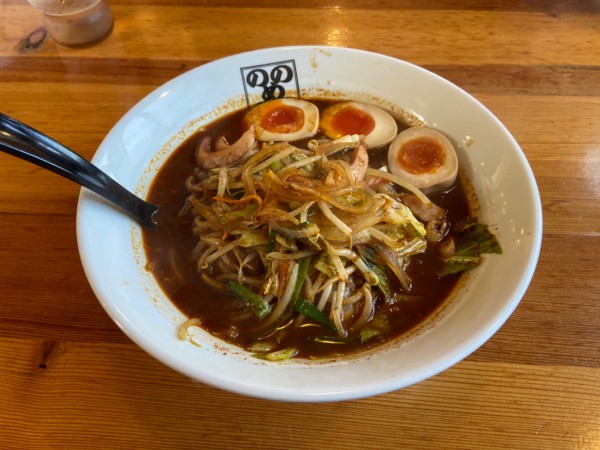 「ジャンバラヤ風ラーメン、味玉(990円)」@ラーメン のしめの写真