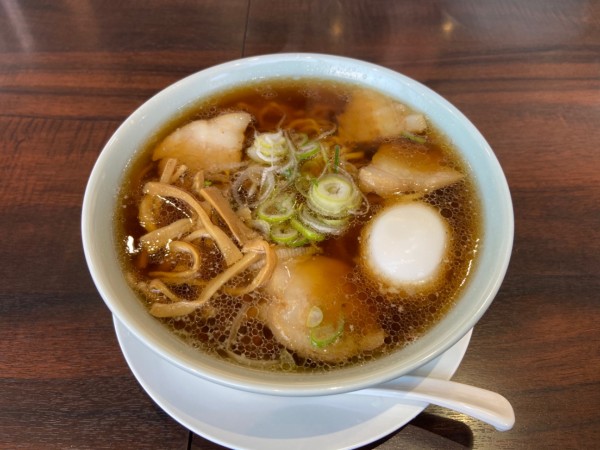 「醤油ラーメン塩玉子入り(980円)」@喜多方ラーメン とし食堂 FKDインターパーク店の写真