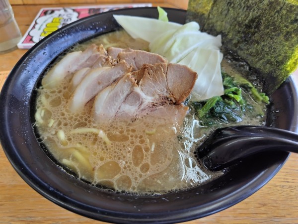 「とんこつ醤油ラーメン　※クーポンで５００円　＋チャーシュー」@横浜ラーメン 萬年家の写真