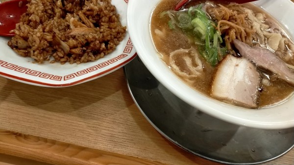 「煮干し醤油ラーメン　ソースチャーハン」@麺や 七彩 八丁堀店の写真