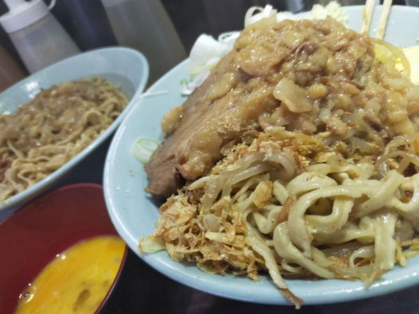 「旨辛汁なし・大盛600・生卵（ちょい脂・ニンニク）」@ラーメン富士丸  西早稲田店の写真