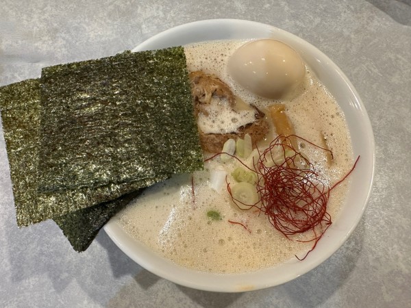 「鶏白湯・全のせ1100円＋ニンニク炒飯セット350円」@濃厚白湯らーめん3の写真