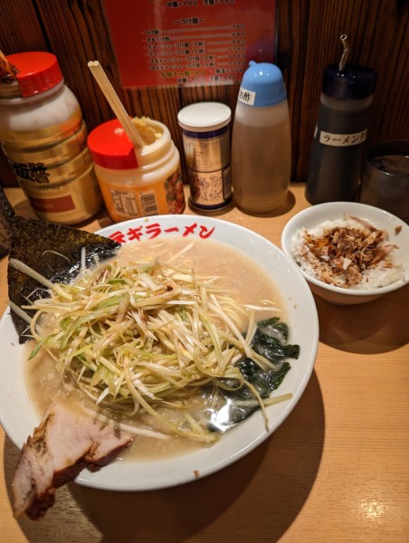 「ネギラーメン+中盛り+名物チャ飯」@○新 ネギラーメン 新橋店の写真