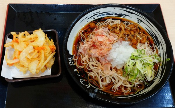 「冷やしぶっかけなめこそば（600円）＋かきあげ（クーポン）」@ゆで太郎 川崎砂子店の写真