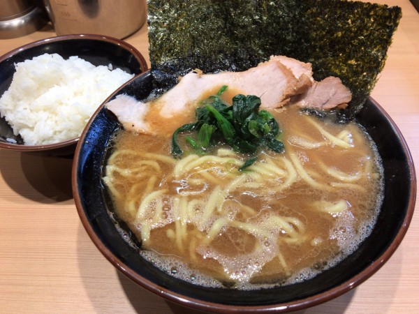 「ラーメン 並(多め、濃いめ)+ライス 980円」@輝道家直系 皇綱家の写真