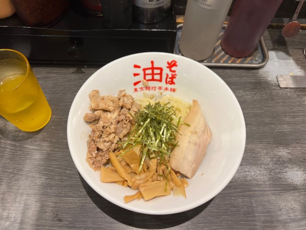 「油そば(並盛り140g)750円＋無料くず肉」@東京麺珍亭本舗 西早稲田店の写真