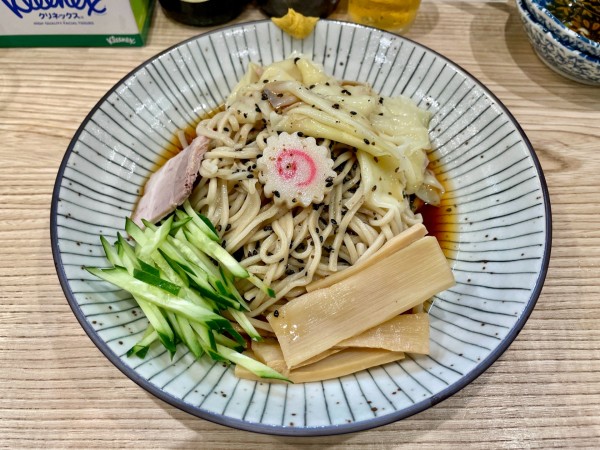 「サッポロ赤星＋キリンラガー＋賄焼豚皿他→ 冷しワンタンメン」@らーめん 高尾の写真