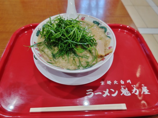 「コク旨ラーメン８６９円＆九條ねぎ１９８円」@ラーメン魁力屋 イオンモール日の出店の写真