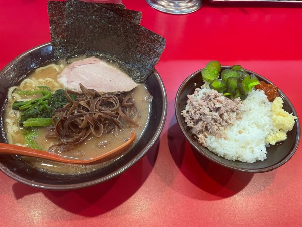 「ラーメン並650円＋きくらげ50円」@横浜ラーメン おか本の写真