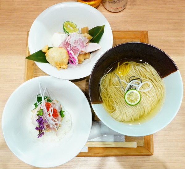 「【自家製麺 くろ松】河豚の雫＋生ジョッキ缶」@ラーメンWalkerキッチンの写真