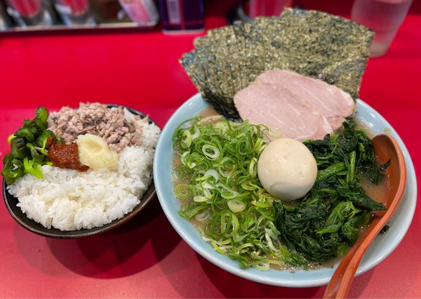 「特選大、のり増し、九条ネギ、ほうれん草」@横浜ラーメン おか本の写真