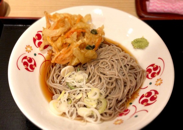 「かき揚げそば(冷し・490円)」@いろり庵きらく 上野店の写真