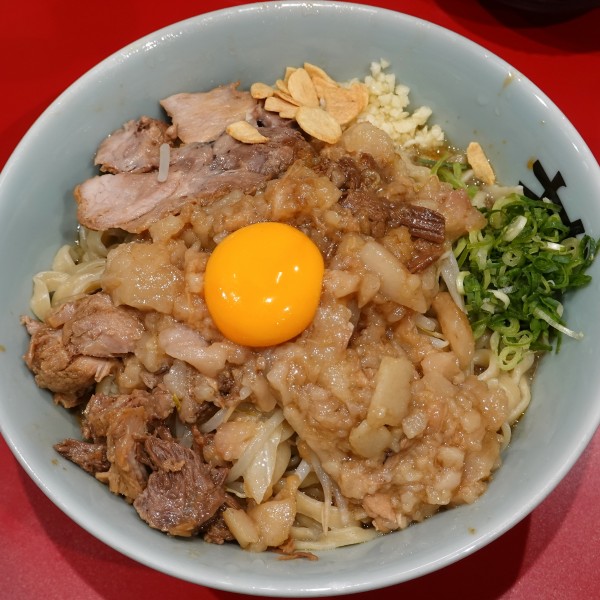 「混ぜそば 1,000円(少な目 280gでサービス卵・蒜・脂」@ラーメンきずなの写真