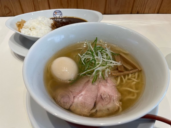 「味玉塩らぁ麺 + ハーフカレーライス」@らぁ麺食堂 吉凛の写真