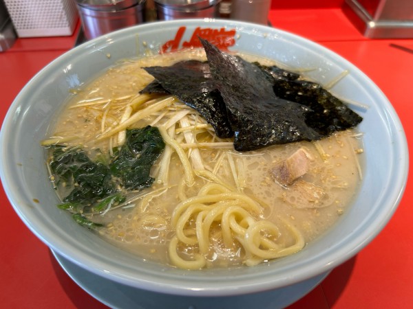 「ネギ塩ラーメン中盛り950円」@ラーメン山岡家 水戸城南店の写真