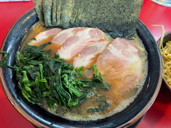 「チャーシューメン中盛　のり　ほうれん草　カタコイオオ」@家系ラーメン 熊田家の写真