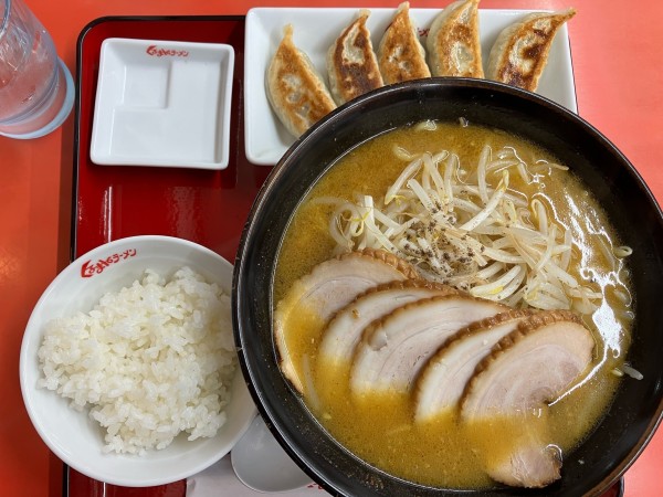 「カレーチャーシュー麺　餃子　サービスライス」@くるまやラーメン 保谷新町店の写真