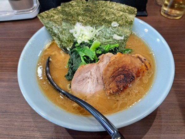 「ラーメン油多め+炙り豚バラ」@横浜家系らーめん 侍 上野店の写真