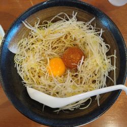 マーラーそぼろ入りねぎ玉中華そば（ライス付き）